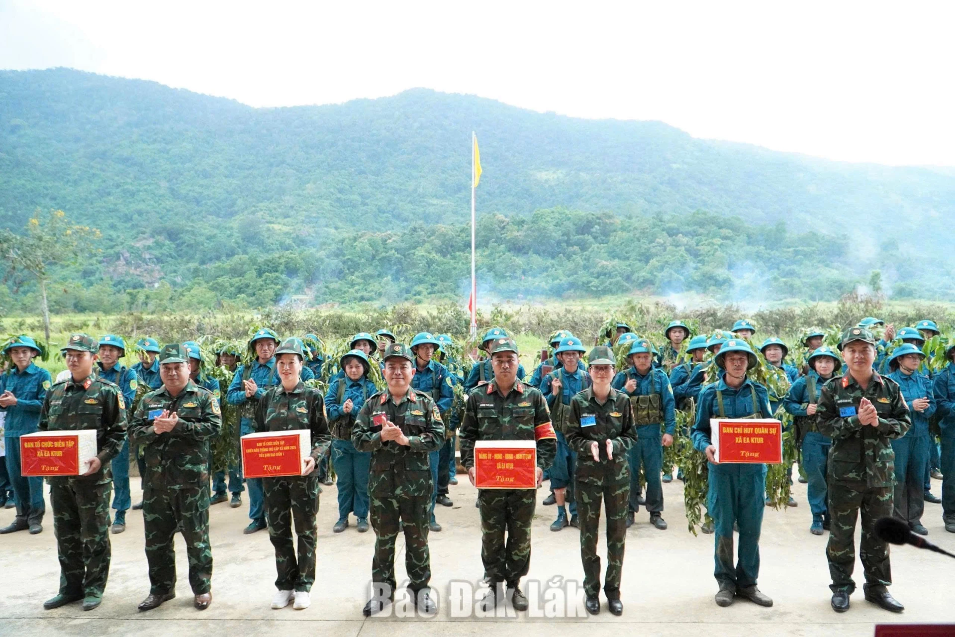 Ban Chỉ đạo diễn tập tỉnh và lãnh đạo xã Ea Ktur tặng quà cho các đơn vị hoàn thành tốt nội dung diễn tập thực binh chiến đấu trong khu vực phòng thủ.