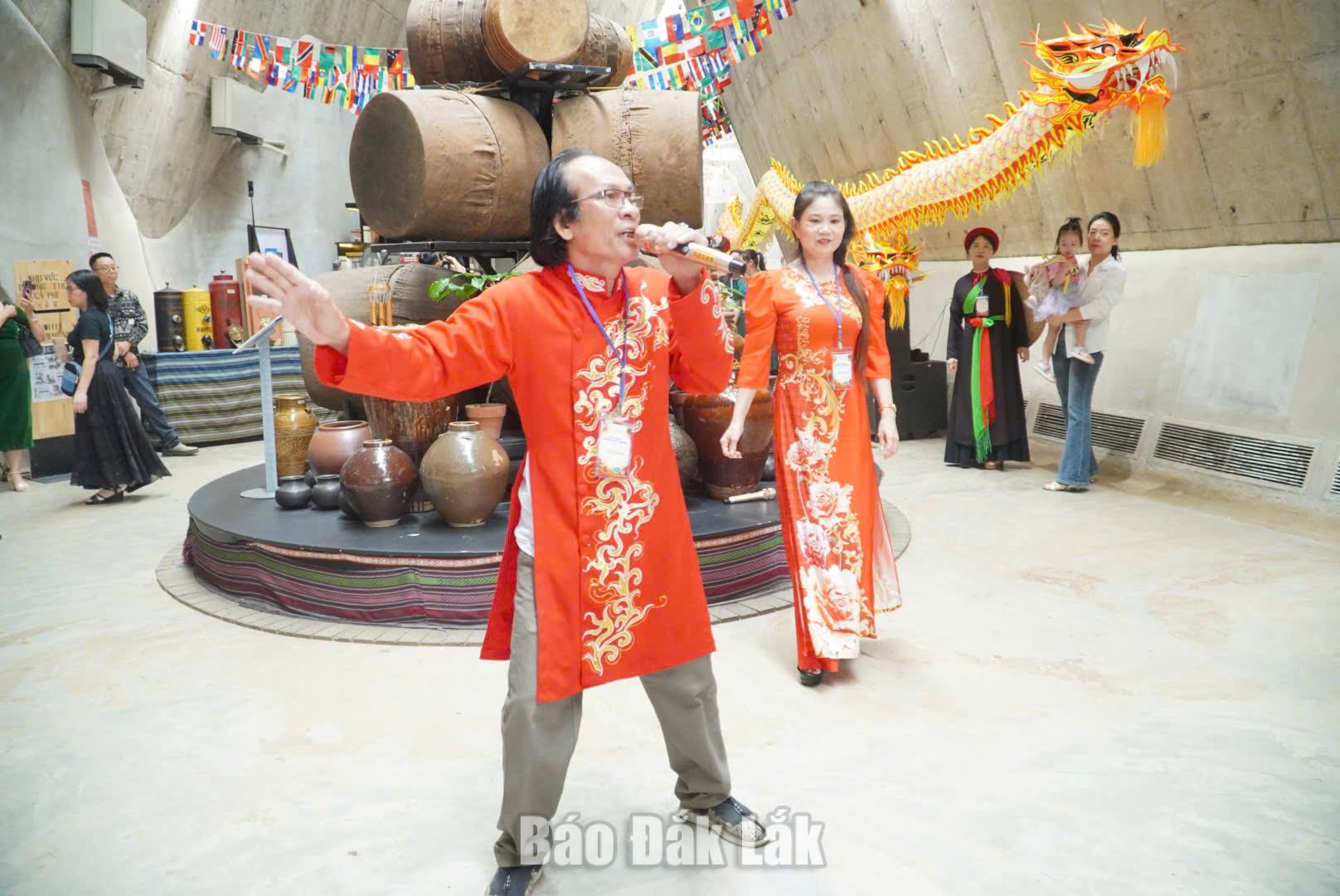Bai Choi art performance at the Museum of Coffee World.