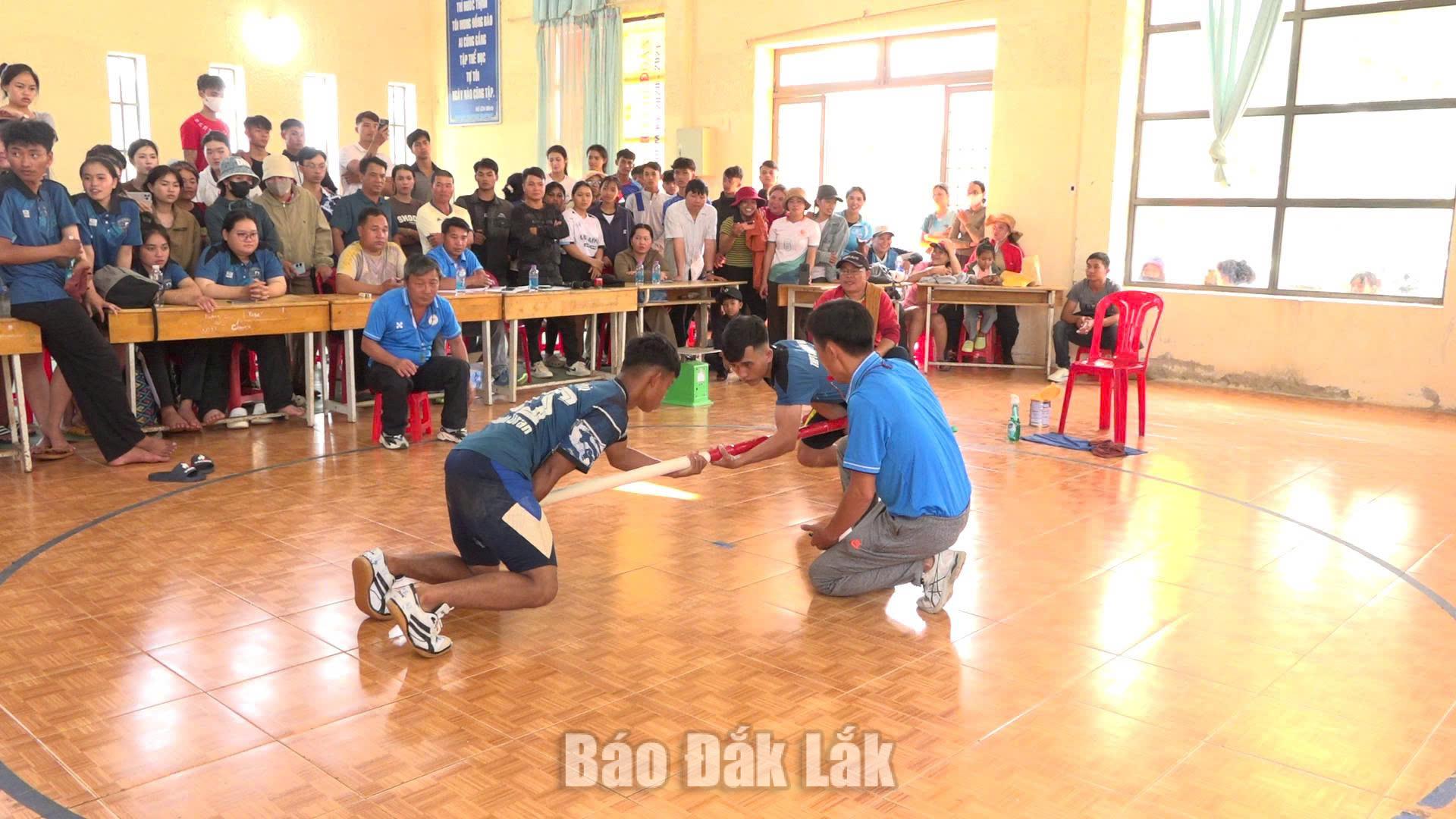 Vận động viên thi đấu môn đẩy gậy tại Đại hội thể dục thể thao xã Krông Búk lần thứ I, năm 2026.