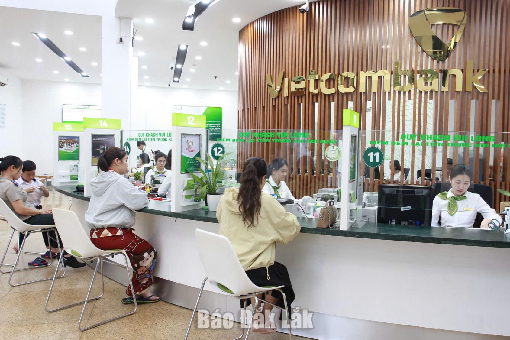 Khách hàng giao dịch tại Vietcombank Đắk Lắk.