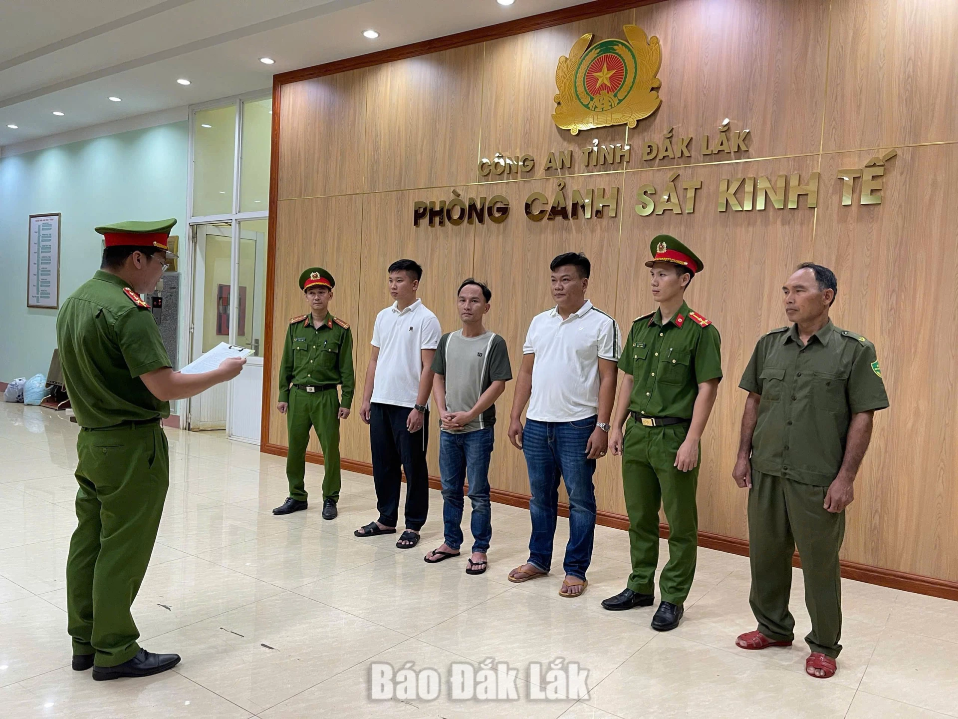 Các bị can trong đường dây phân bón giả bị khởi tố.
