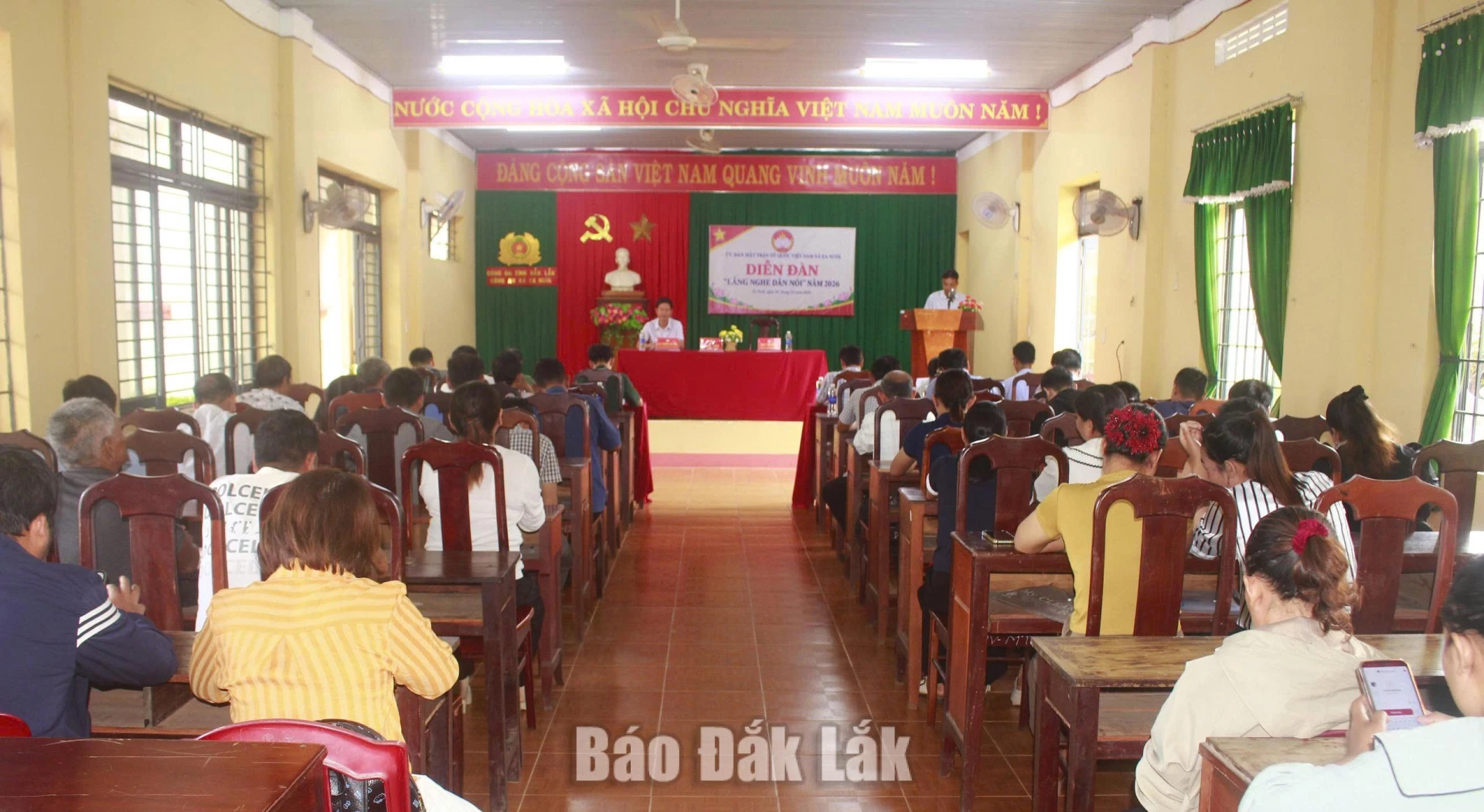 Toàn cảnh