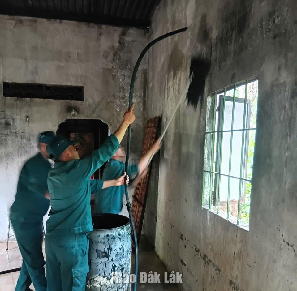Cán bộ, chiến sĩ Ban Chỉ huy Quân sự xã Ea Wer giúp gia đình