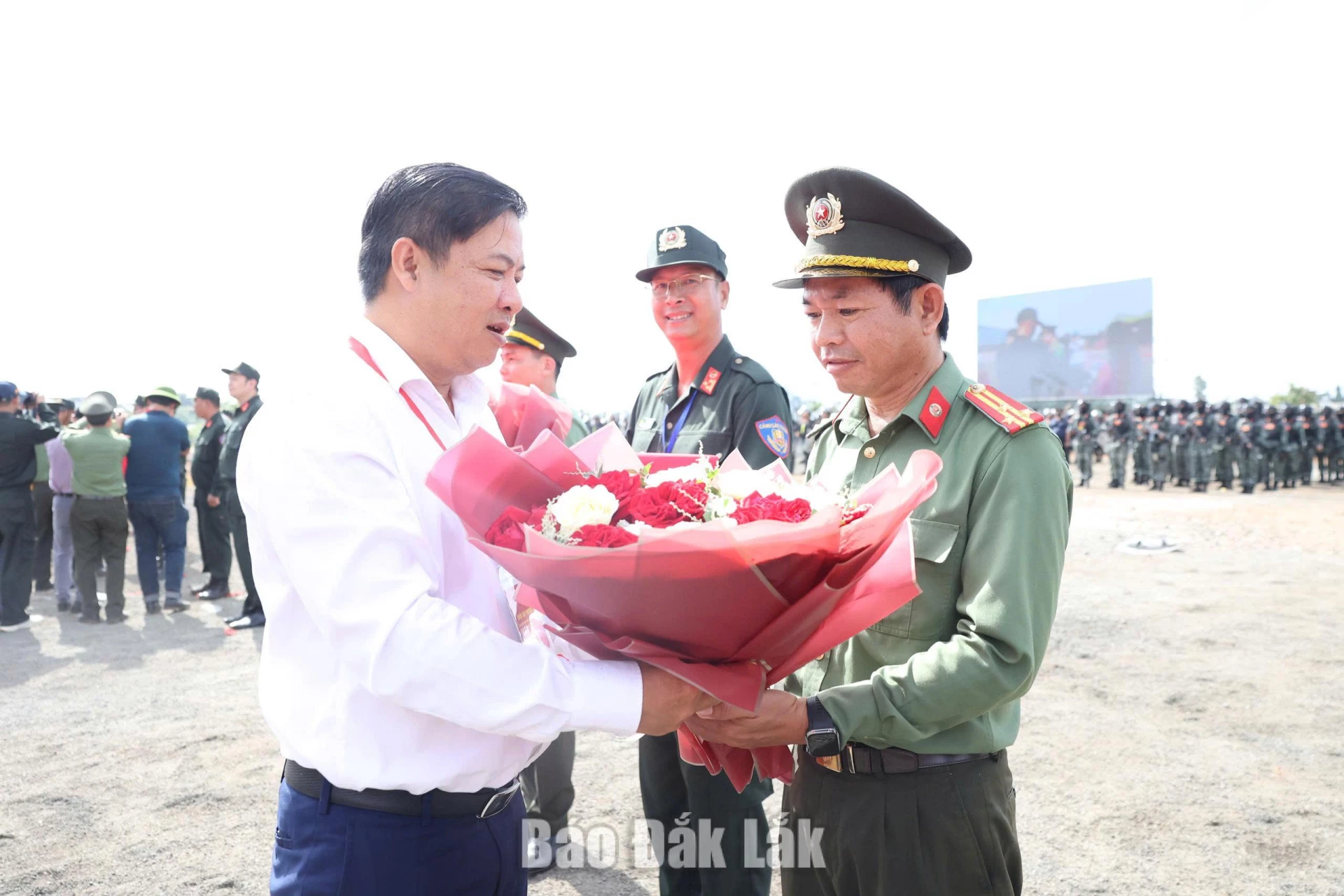 Đồng chí Lương Nguyễn Minh Triết, Ủy viên Trung ương Đảng, Bí thư Tỉnh ủy trao hoa tặng các cán bộ, chiến sĩ làm nhiệm vụ.