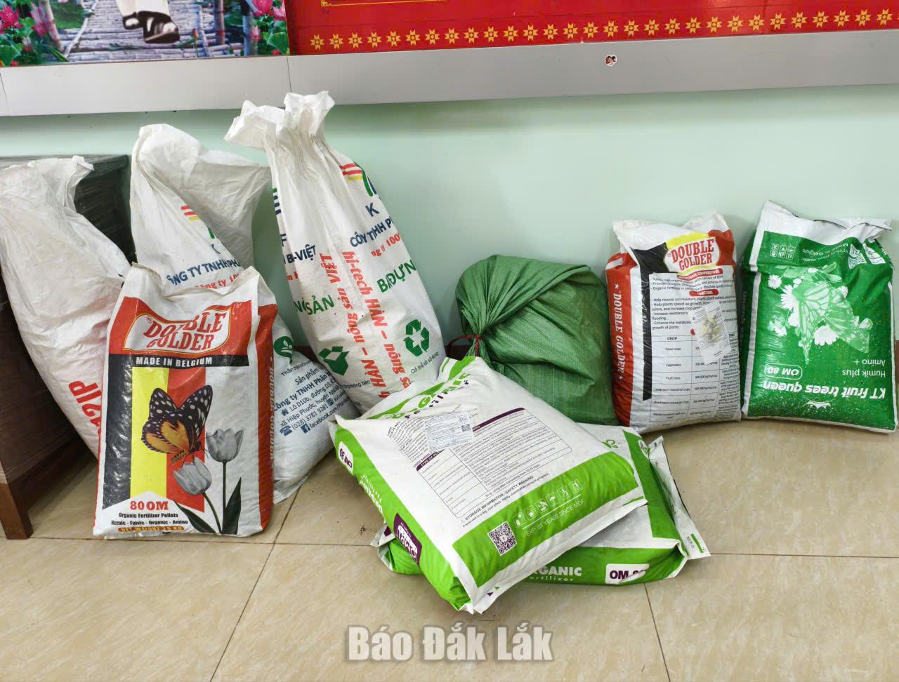 Một số mẫu phân bón - tang vật của vụ án bị thu giữ để phục vụ điều tra.