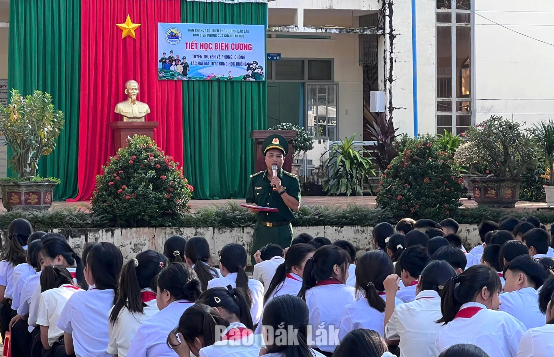 Cán bộ Đồn Biên phòng Cửa khẩu Đắk Ruê tuyên truyền
