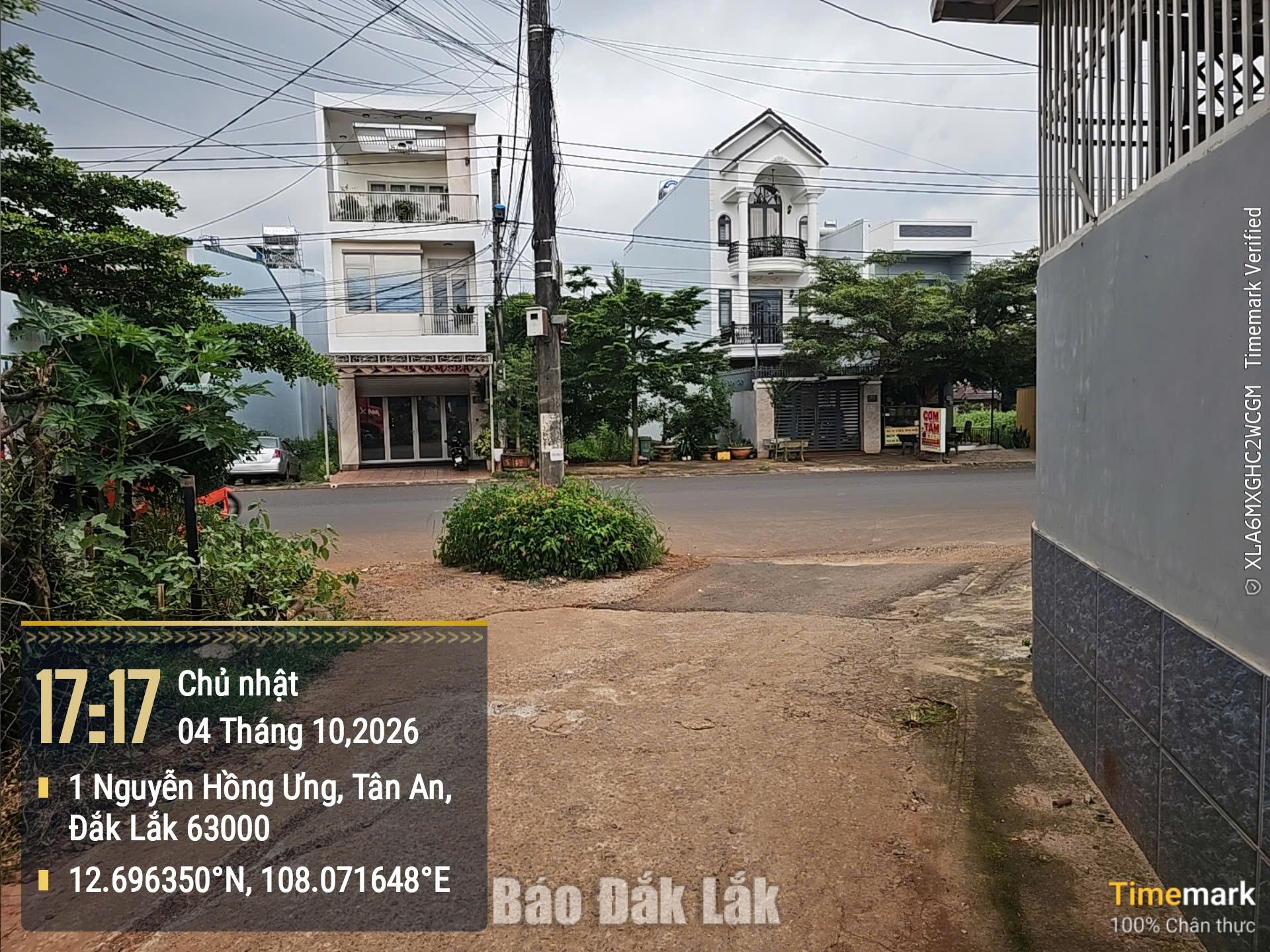 Trụ điện án ngữ tại khu vực giao nhau giữa đường Nguyễn Hồng Ưng với hẻm dân sinh.