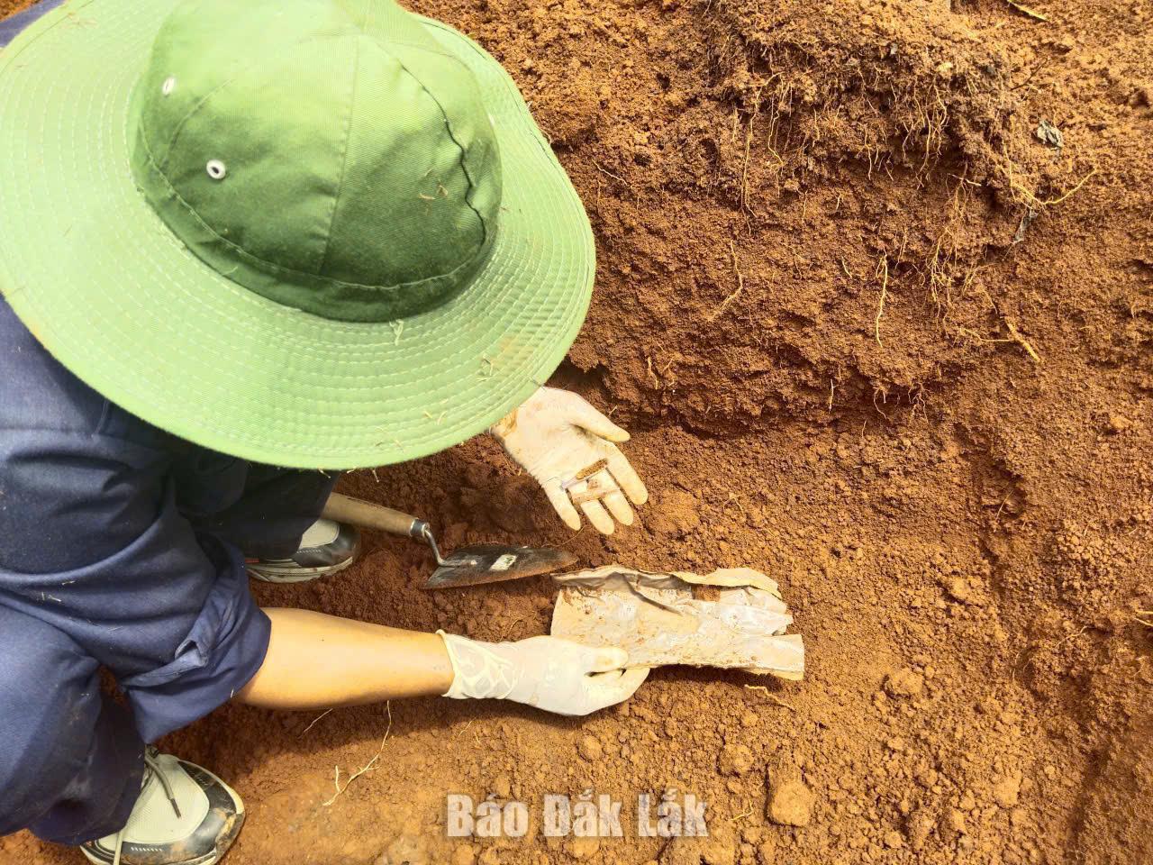 Các di vật được tìm thấy trong quá trình quy tập mộ liệt sĩ.