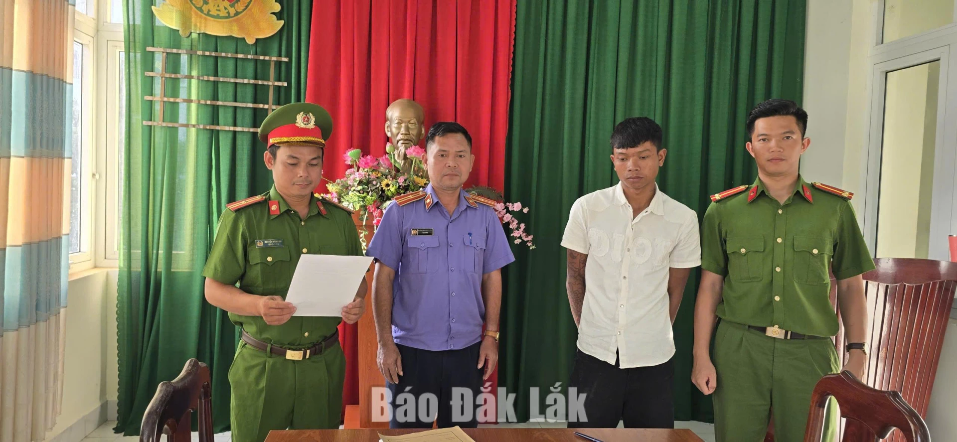 Bị can Y Chương Byă tại cơ quan công an.