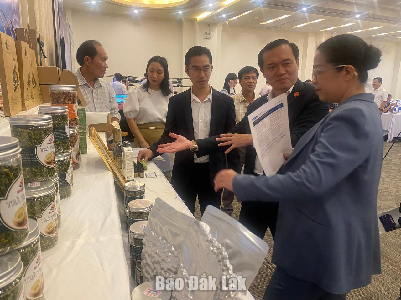 Phó Bí thư Tỉnh ủy Huỳnh Thị Chiến Hòa tham quan, tìm hiểu sản phẩm của doanh nghiệp khoa học, công nghệ của tỉnh. 
