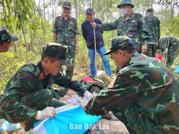 Tiếp tục tìm thấy hài cốt liệt sĩ tại xã Tuy An Tây