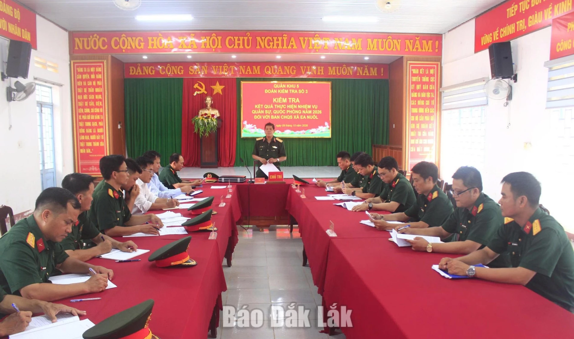 Đoàn công tác Quân khu 5 làm việc tại xã Ea Nuôl.
