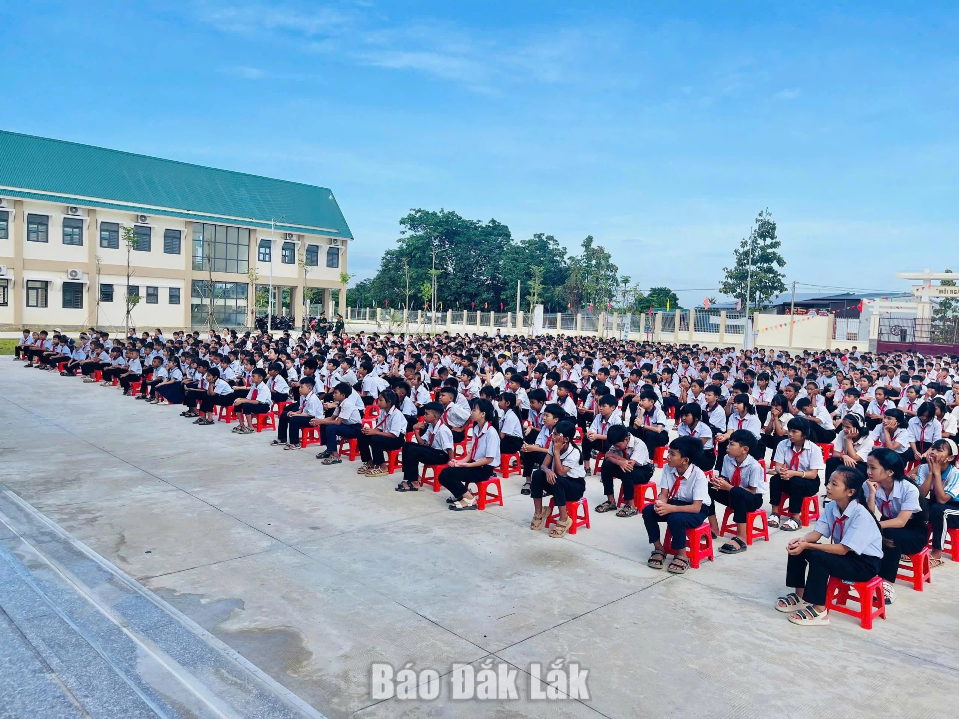 Đông đảo học sinh Trường