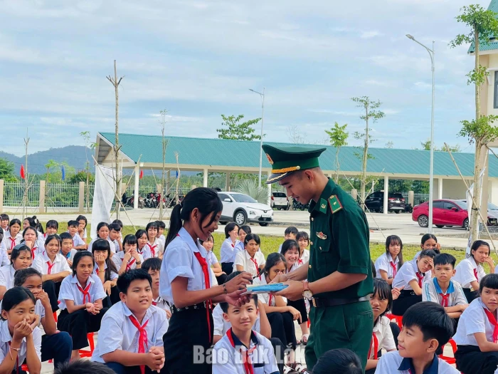 Bồi đắp tình yêu Tổ quốc từ 