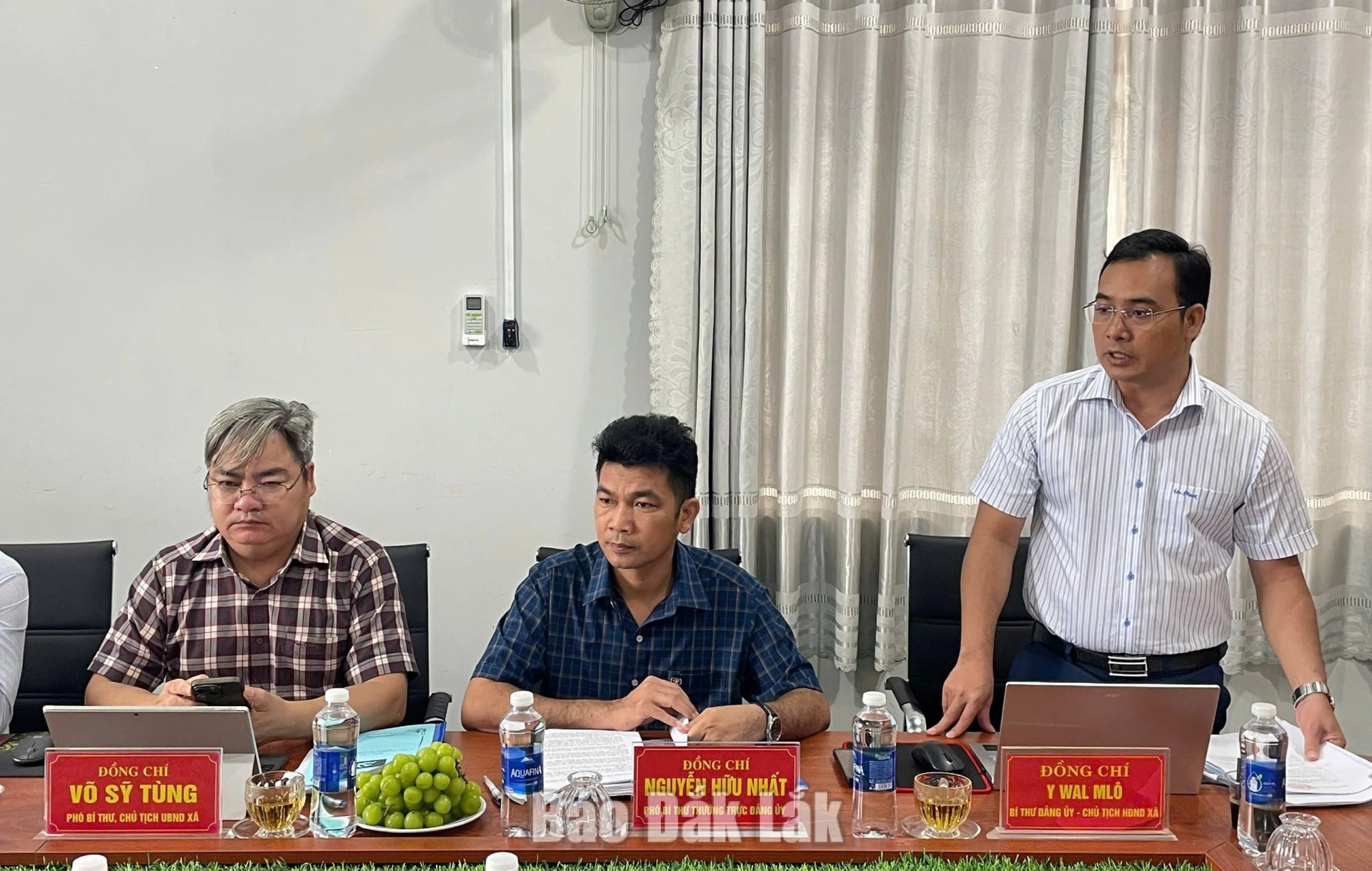 Thành viên Ban Thường vụ Đảng ủy xã Ea Kiết báo cáo các nội dung liên quan công tác kiểm tra, giám sát.