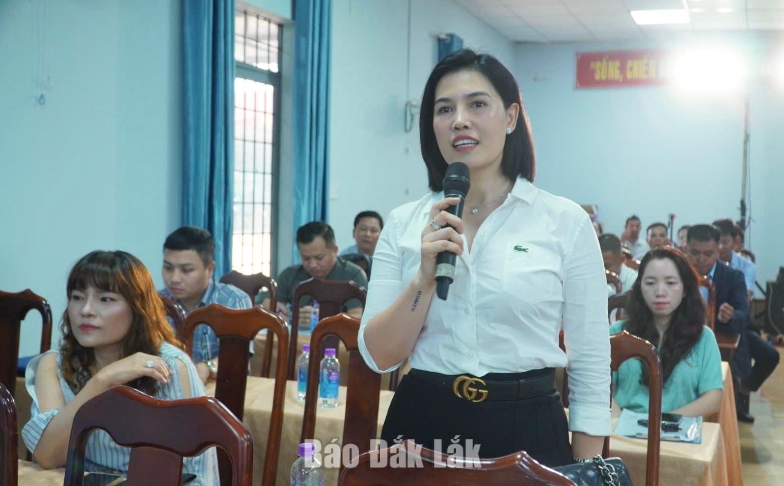 Đại diện doanh nghiệp trên địa bàn xã Pơng Drang trao đổi ý kiến tại hội nghị.