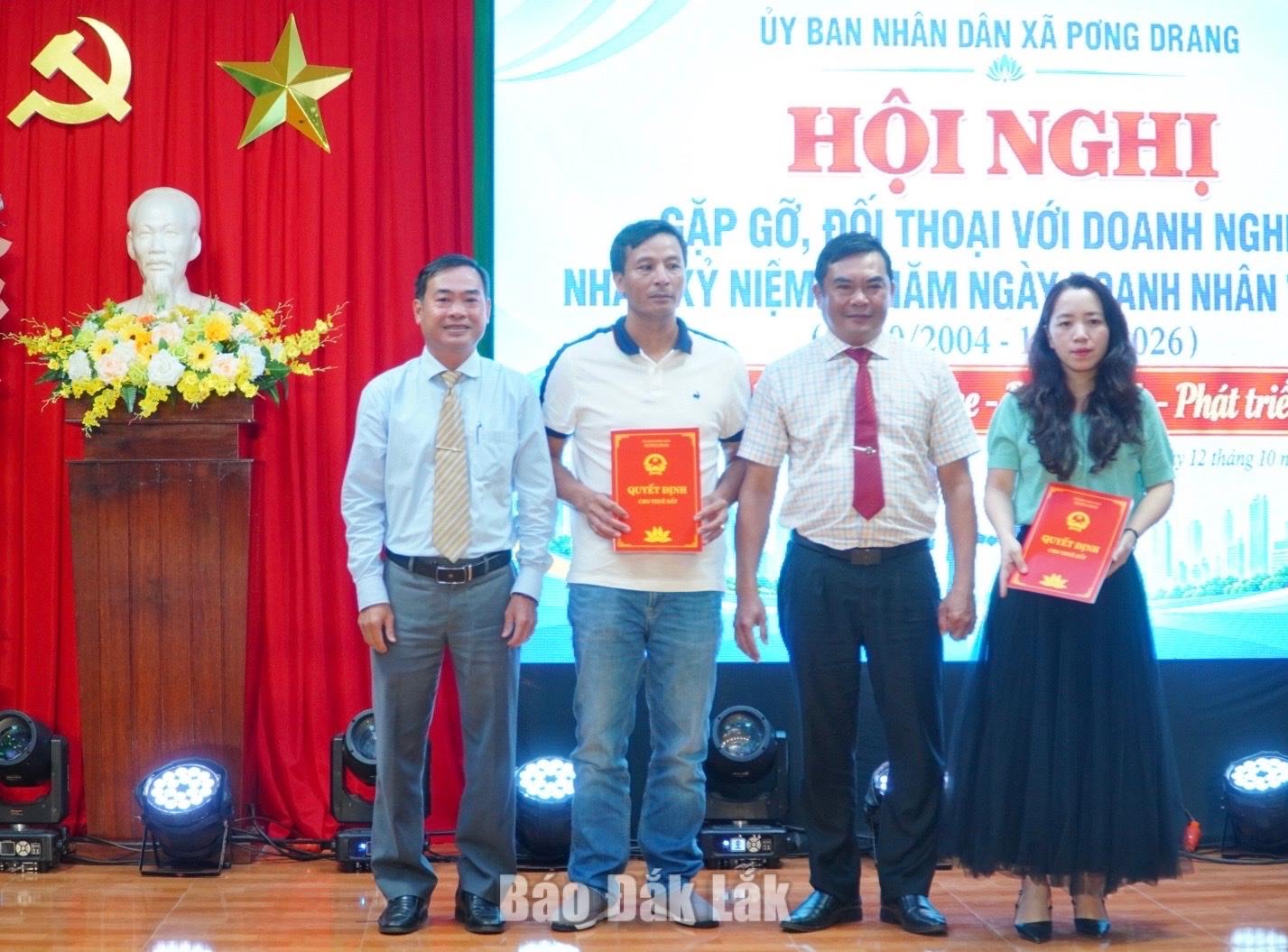 Lãnh đao UBND xã trao 