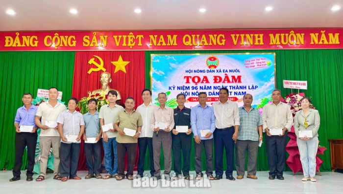 Xã Ea Nuôl tuyên dương 13 hộ nông dân sản xuất, kinh doanh tiêu biểu