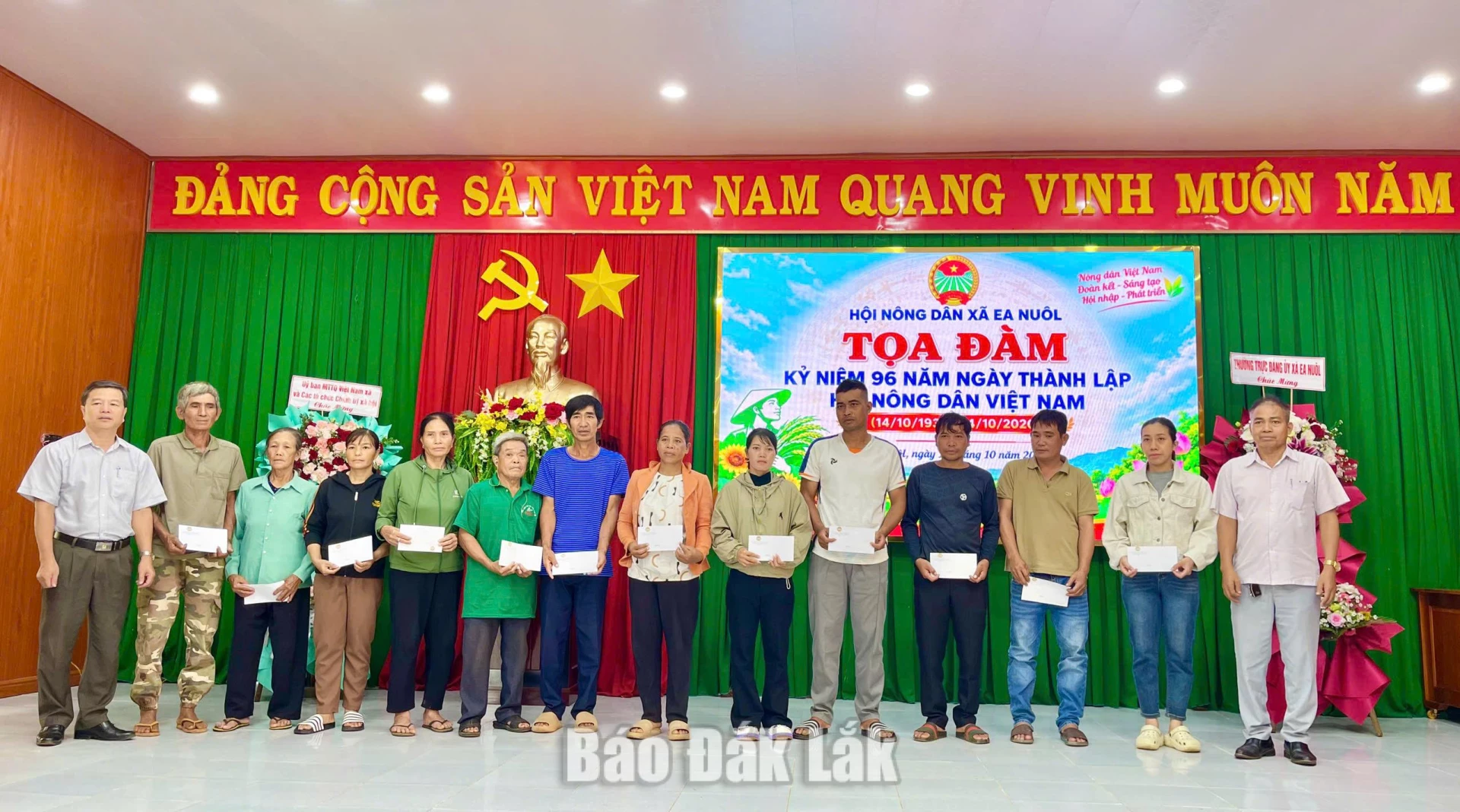 Trao quà tặng 