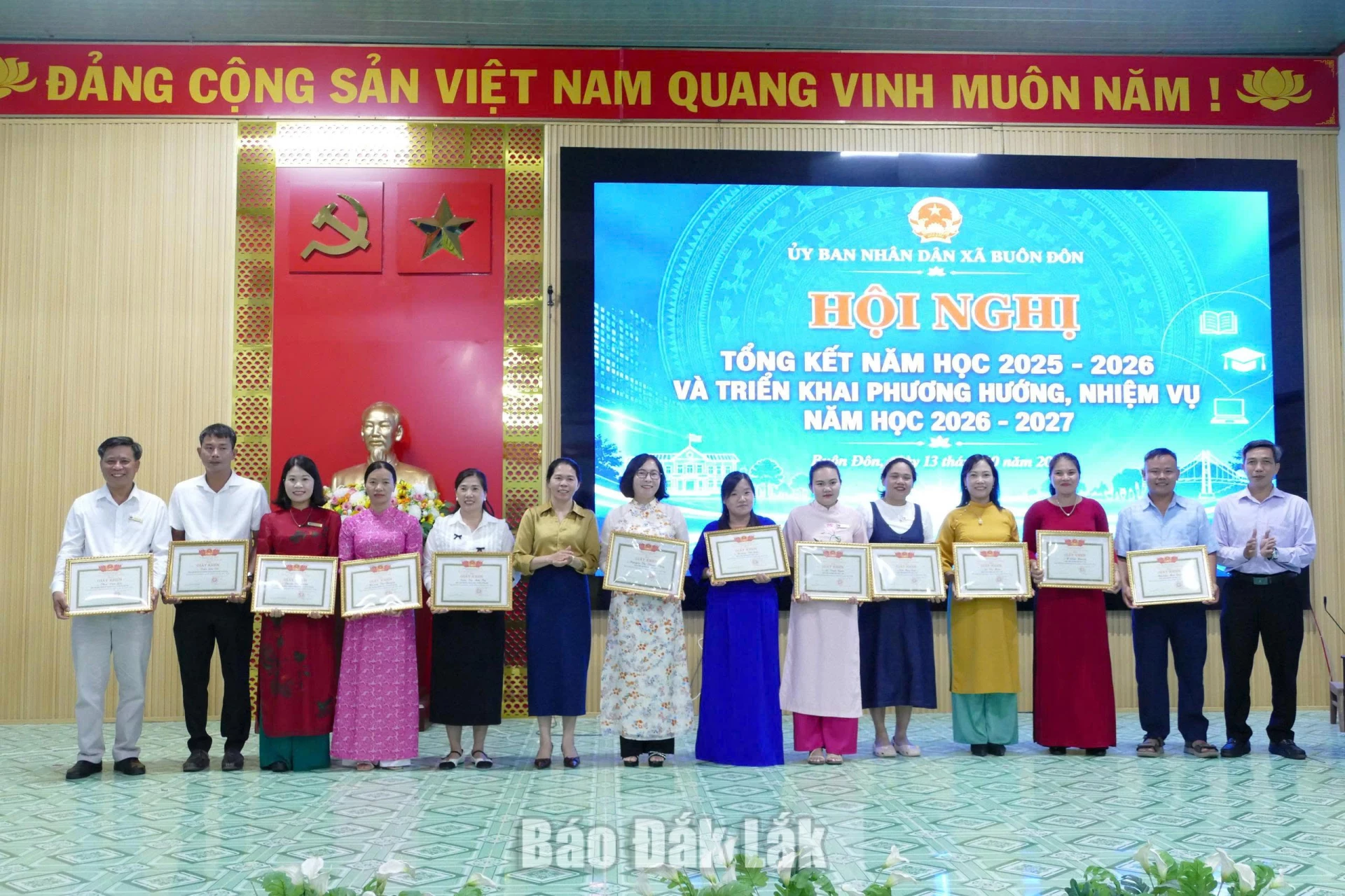 Lãnh đạo xã trao giấy khen cho các cá nhân.