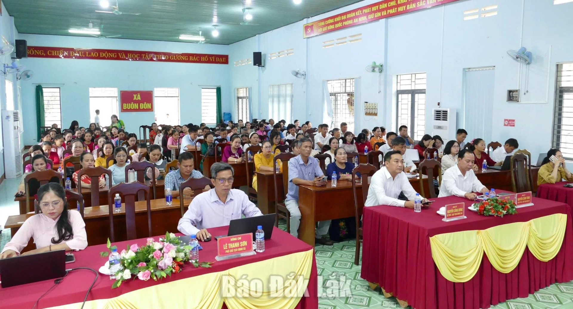 Các đại biểu tham dự hội nghị.