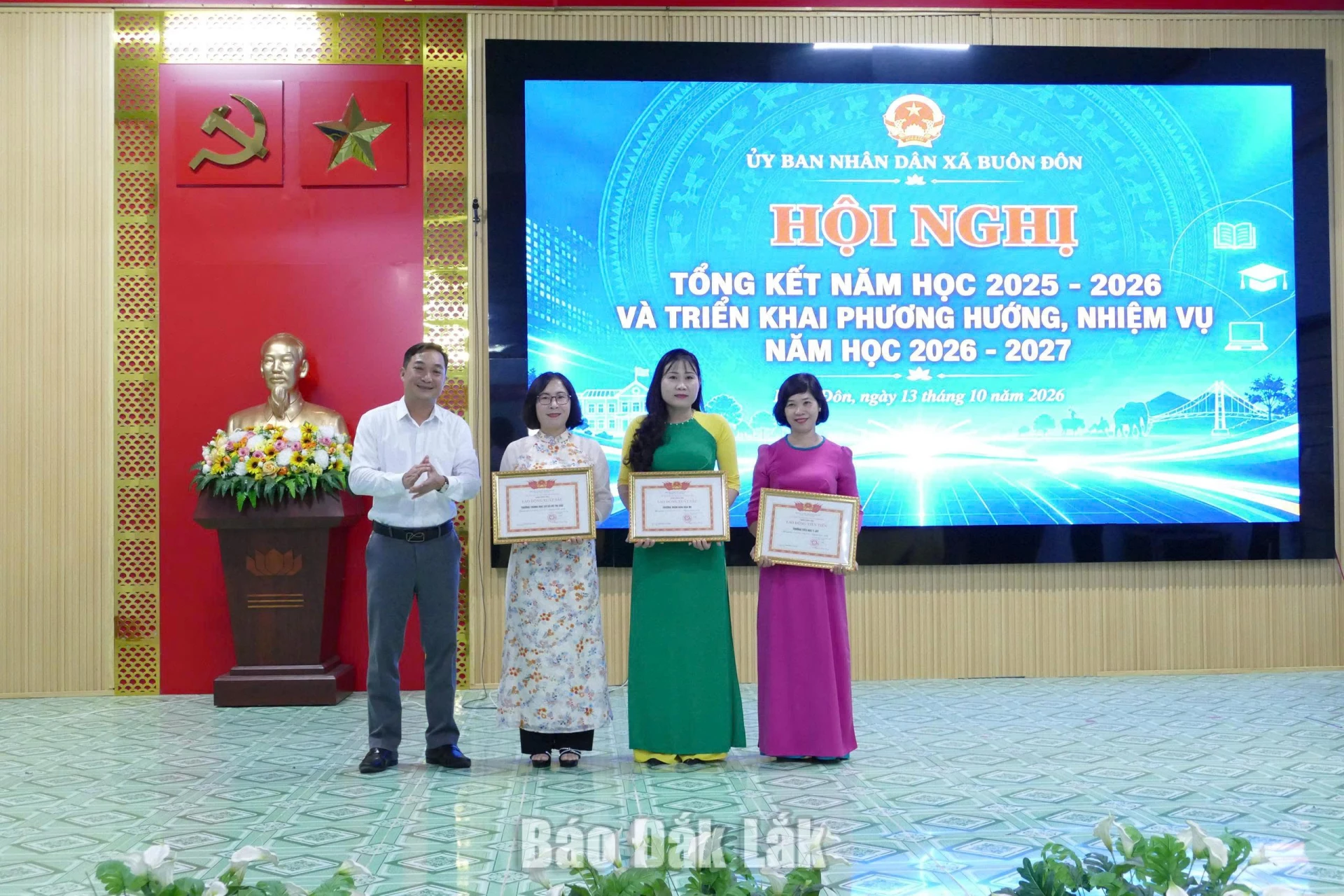 Đồng chí Nguyễn Công Dũng, Bí thư Đảng ủy, Chủ tịch HĐND xã trao giấy khen cho các tập thể.