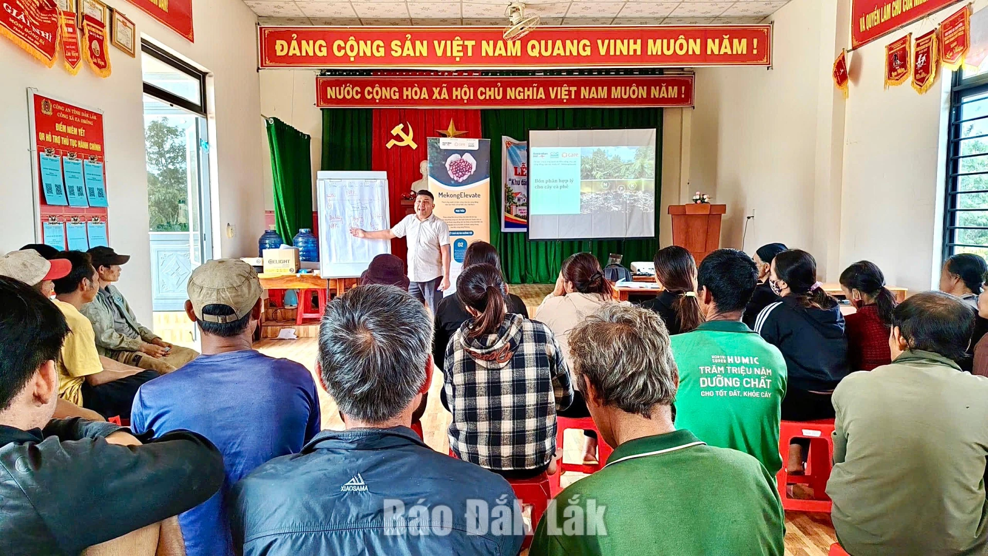 Các hộ dân được hướng dẫn các bón phân cho cây trồng