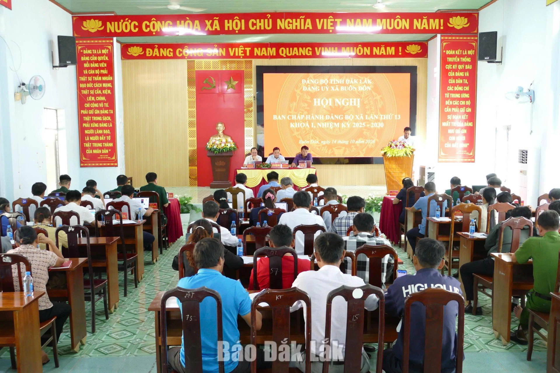 Toàn cảnh hội nghị.
