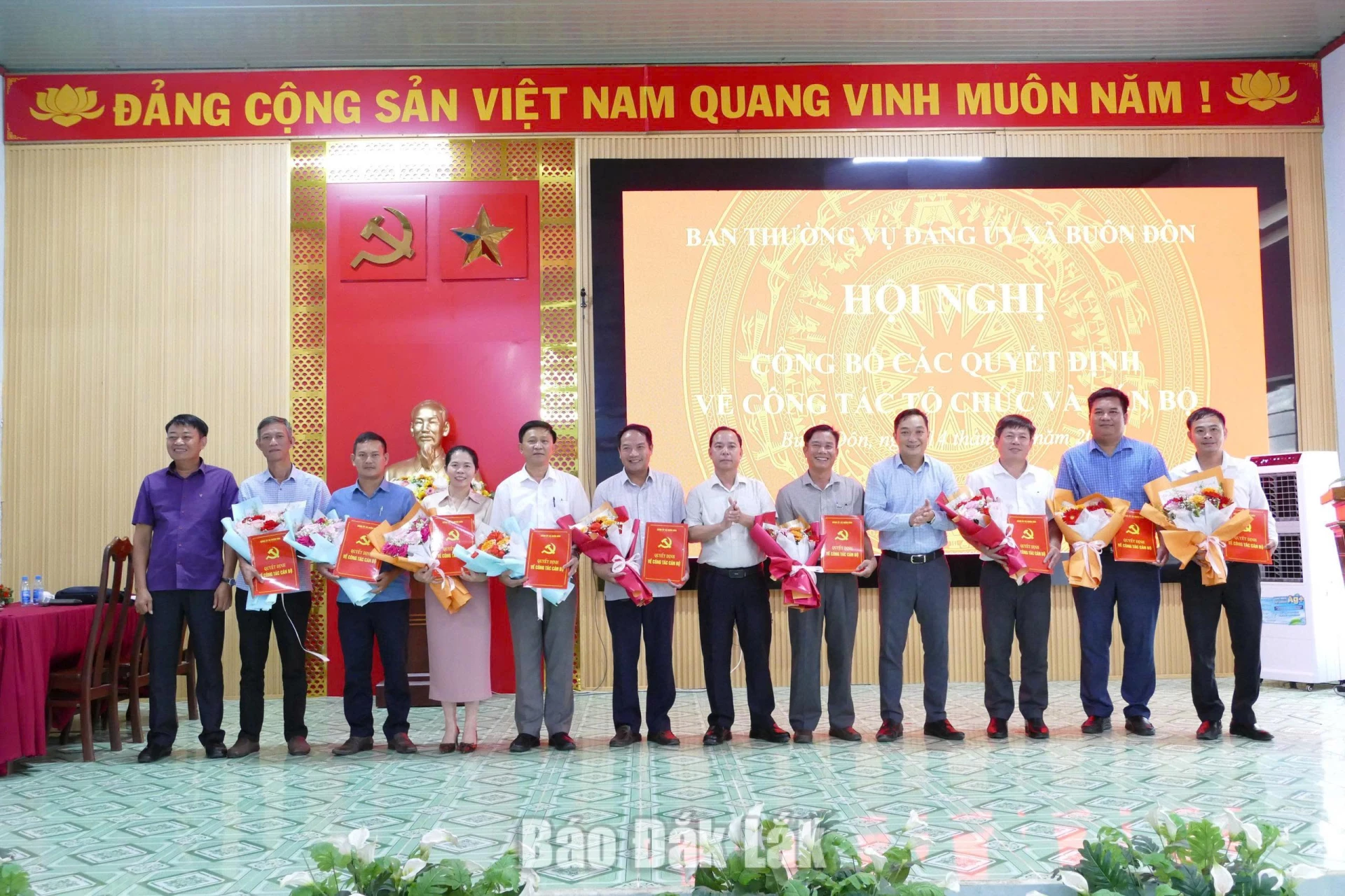 trao quyết định thành lập các chi bộ trực thuộc Đảng bộ xã