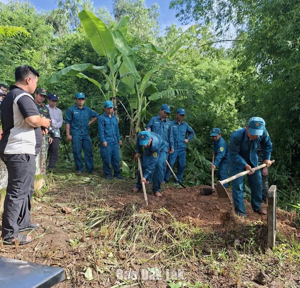 Các lực lượng đào xẻ, quy tập các mộ liệt sĩ.