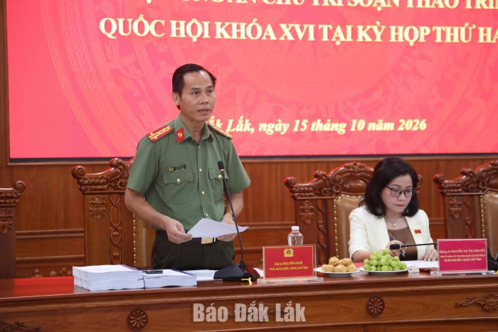 Đại tá Nguyễn Khỏe, Phó Giám đốc Công an tỉnh phát biểu thảo luận.
