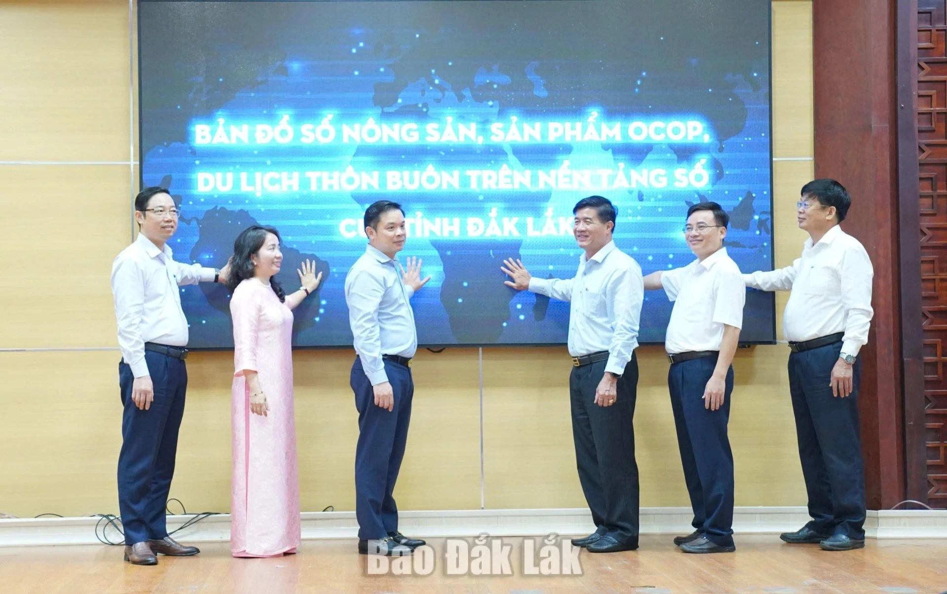 Delegates performing the ceremony to launch the ‘Digital Map of Agricultural Products, OCOP Products and Tourism in Villages along with Hamlets of Dak Lak Province’ on a digital platform.