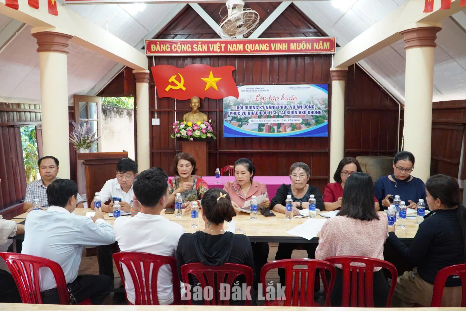 Các đại biểu họp bàn triển khai công tác bảo tồn, phát huy giá trị văn hóa truyền thống gắn với phát triển du lịch tại Nhà văn hóa buôn Ako Dhông (phường Buôn Ma Thuột).