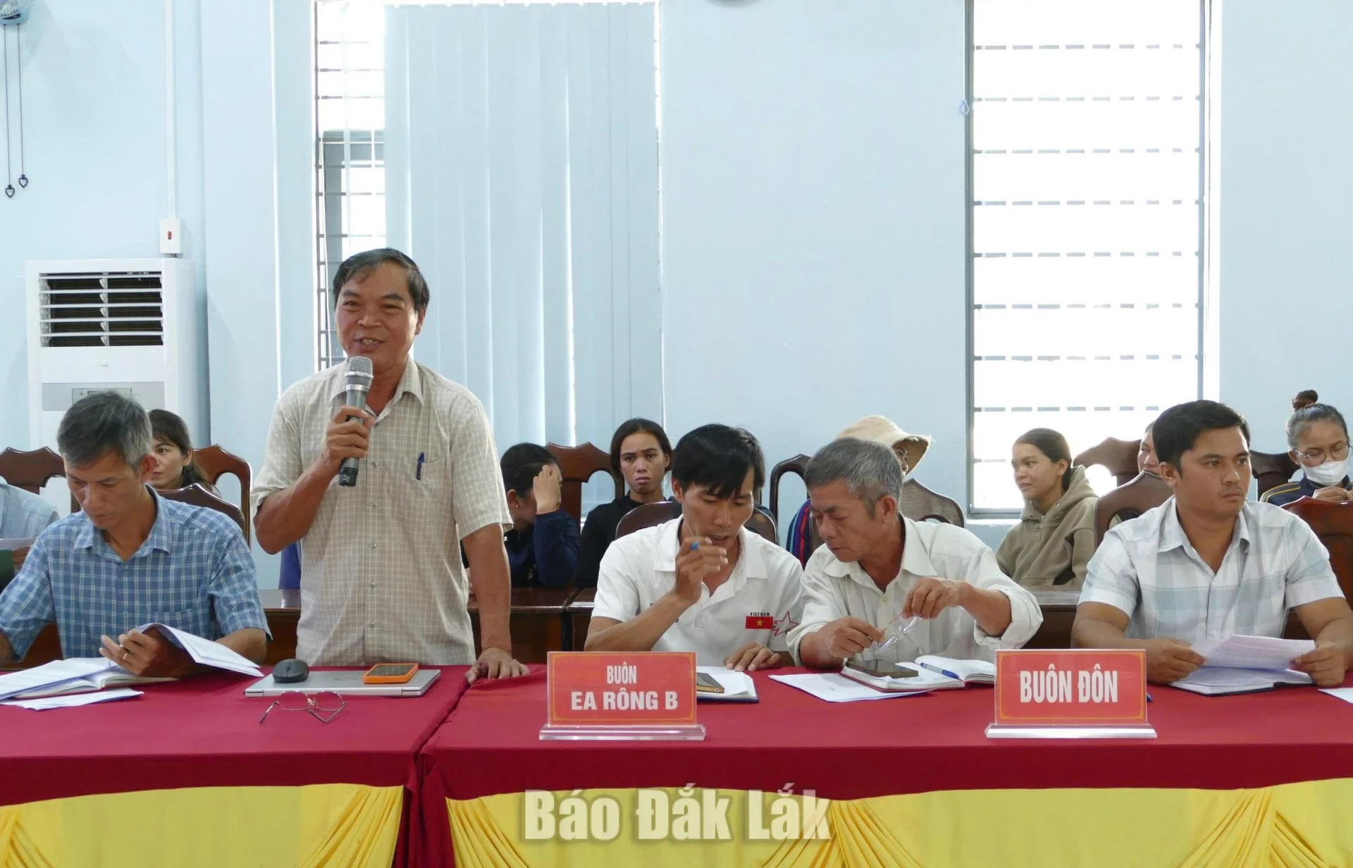 Đại diện các thôn, buôn tham gia ý kiến tại hội nghị.