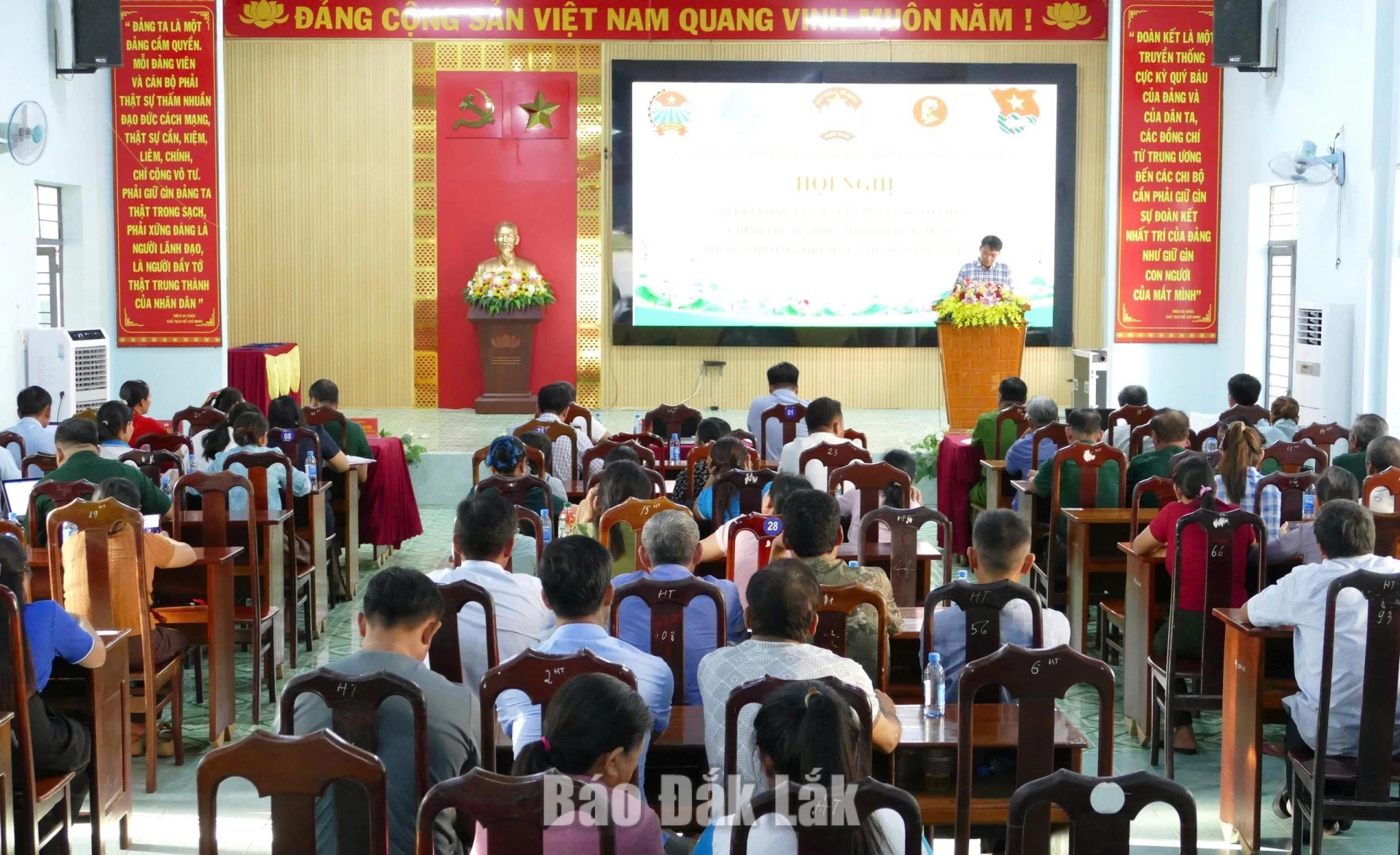 Toàn cảnh hội nghị.