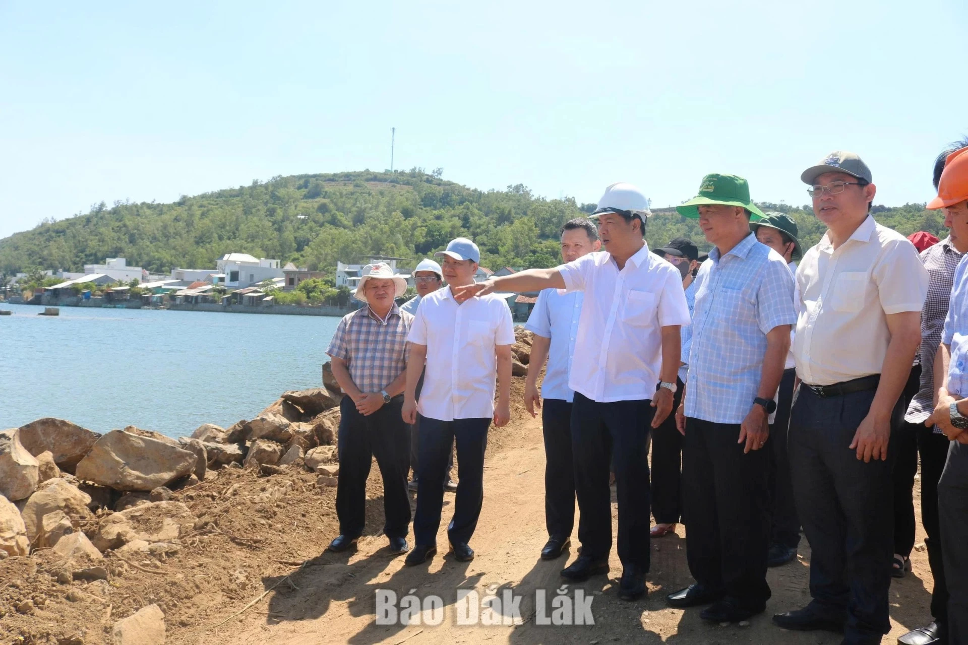 Comrade Luong Nguyen Minh Triet, Member of the Party Central Committee, Secretary of the Provincial Party Committee and Head of the Provincial National Assembly Delegation, together with the working delegation inspecting repairs to the Ngu Ham Thuy salinity prevention embankment.