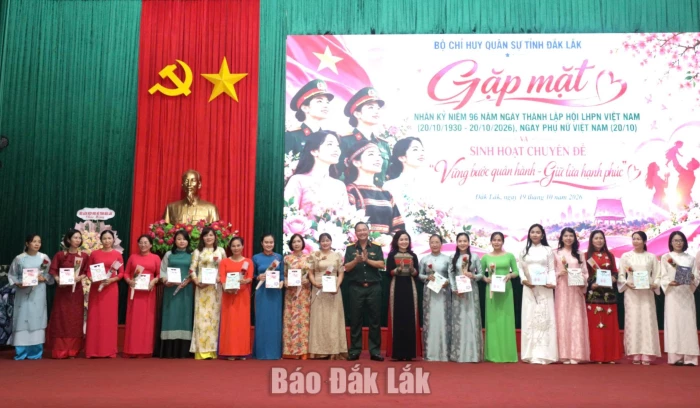 Đại tá Nguyễn Văn Hòa, Ủy viên Ban Thường vụ Tỉnh ủy, Chỉ huy trưởng Bộ Chỉ huy Quân sự tỉnh chúc mừng