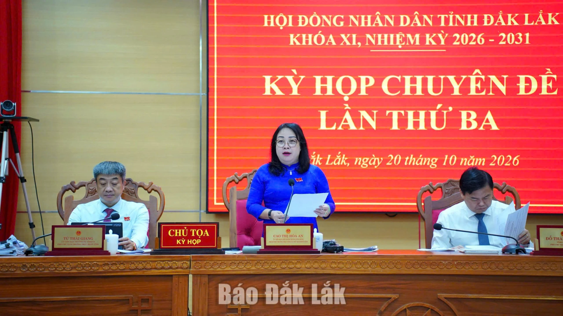 Comrade Cao Thi Hoa An, Member of the Party Central Committee, Standing Deputy Secretary of the Provincial Party Committee and Chairwoman of the Provincial People’s Council, chairing the session.