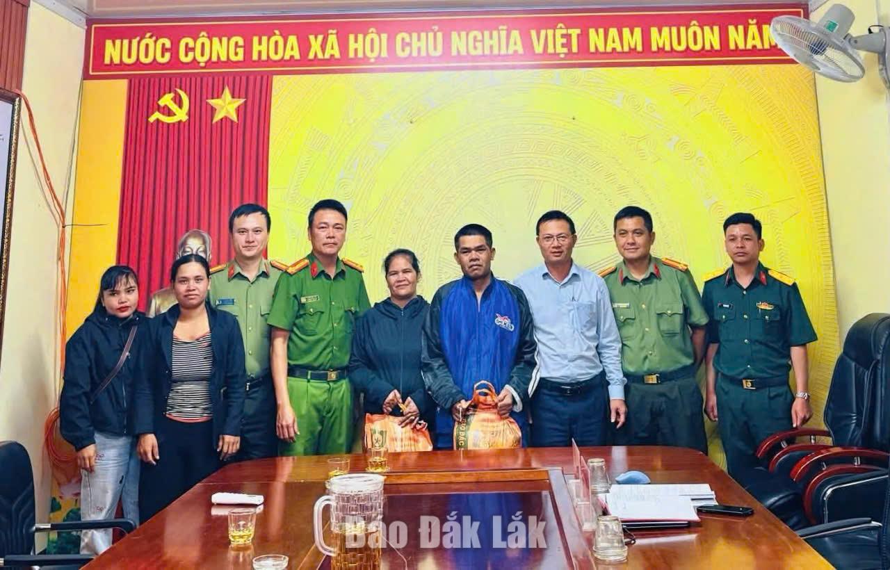 Lãnh đạo UBND xã Ea D rông trao quà tặng anh Y Krok Mlô 