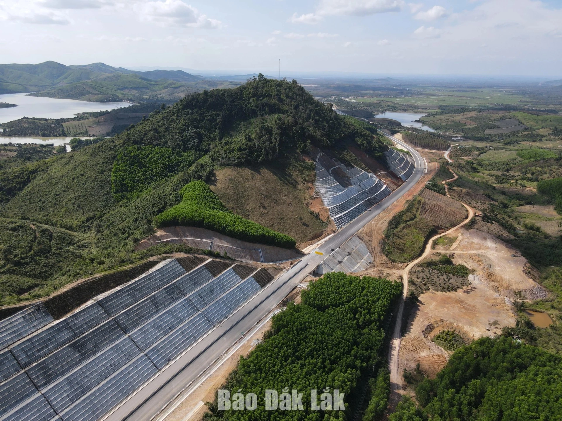 Construction of the Khanh Hoa - Buon Ma Thuot Expressway being expedited, helping accelerate public investment disbursement.