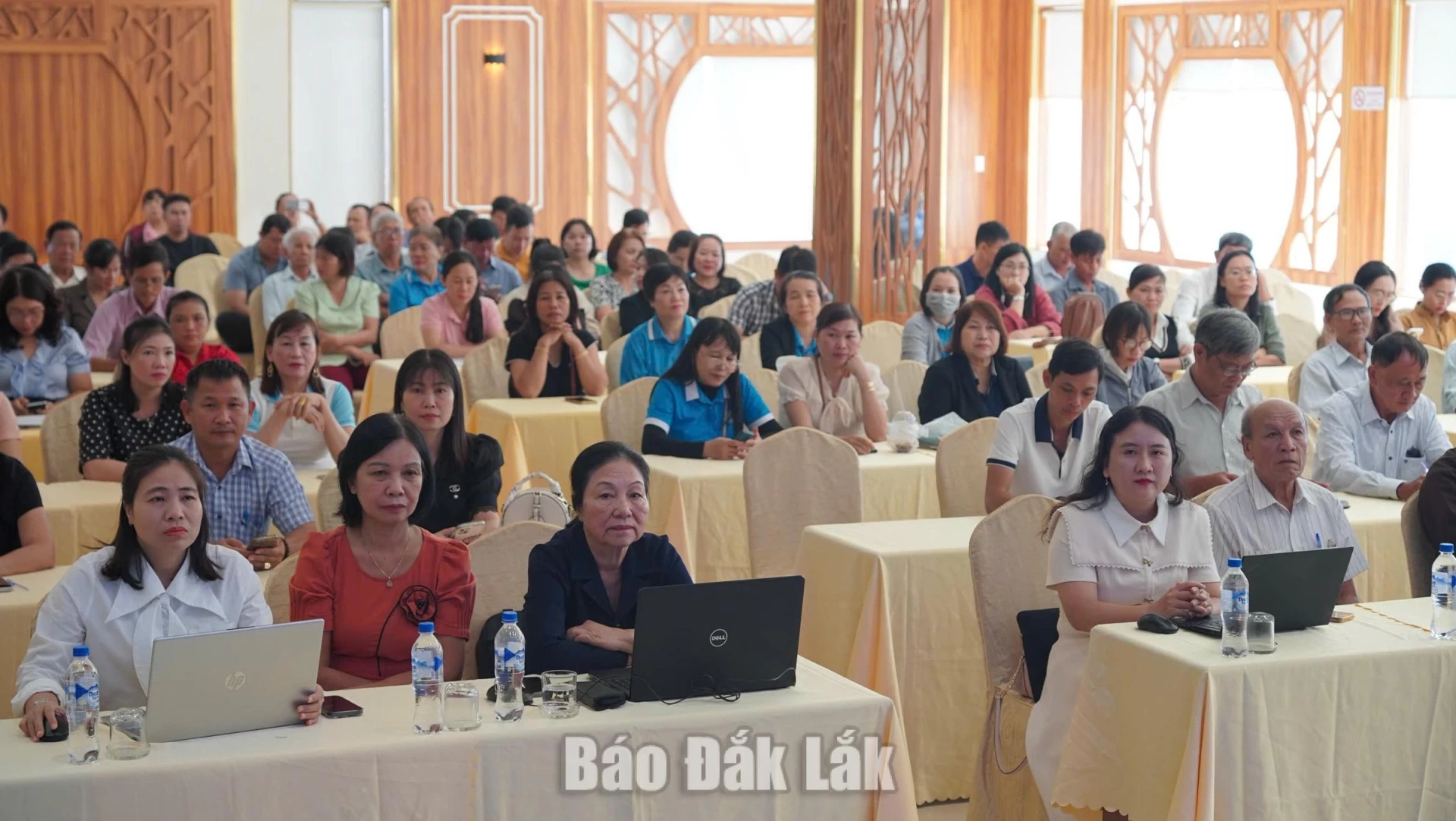 Đại biểu dự hội nghị.