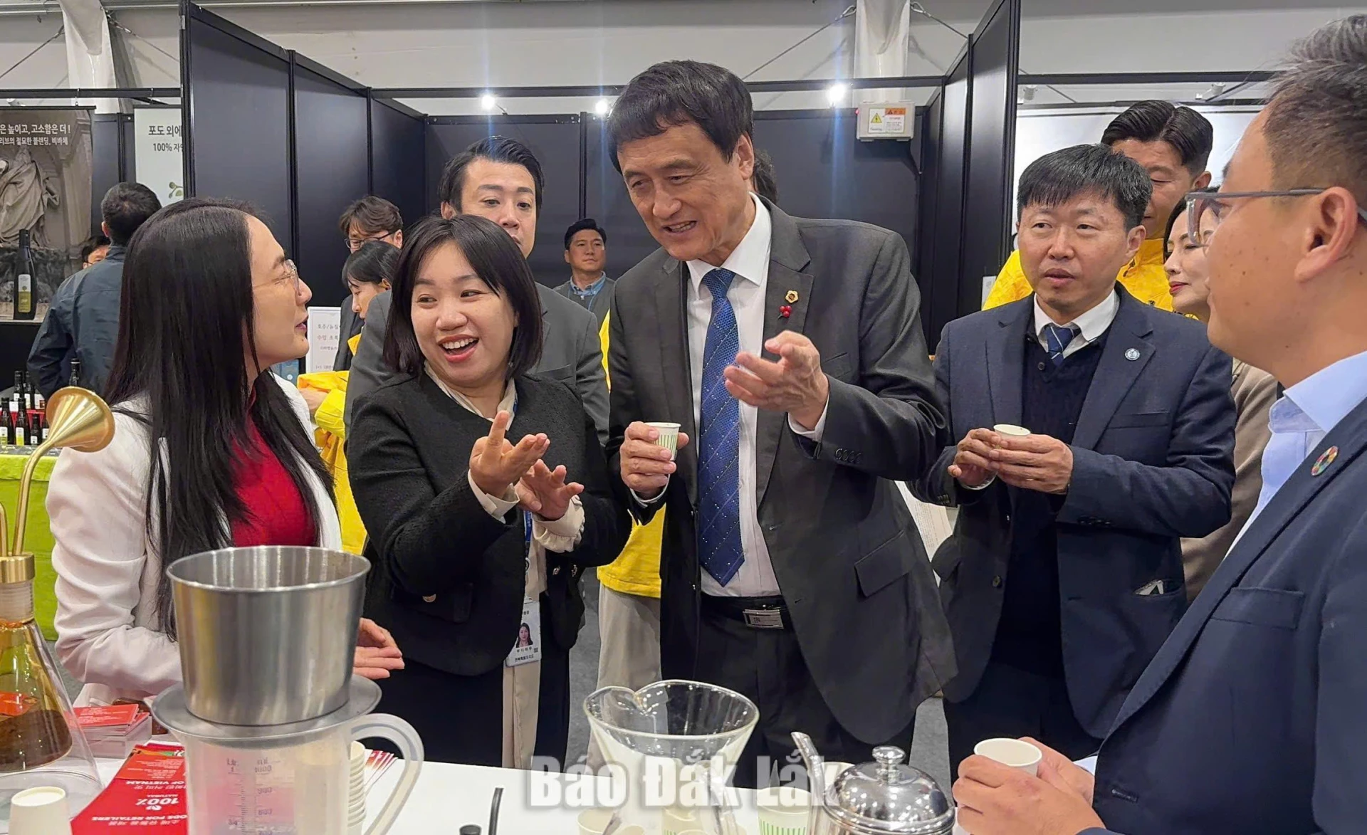 Đối tác tham quan gian hàng trưng bày sản phẩm của doanh nghiệp Đắk Lắk.