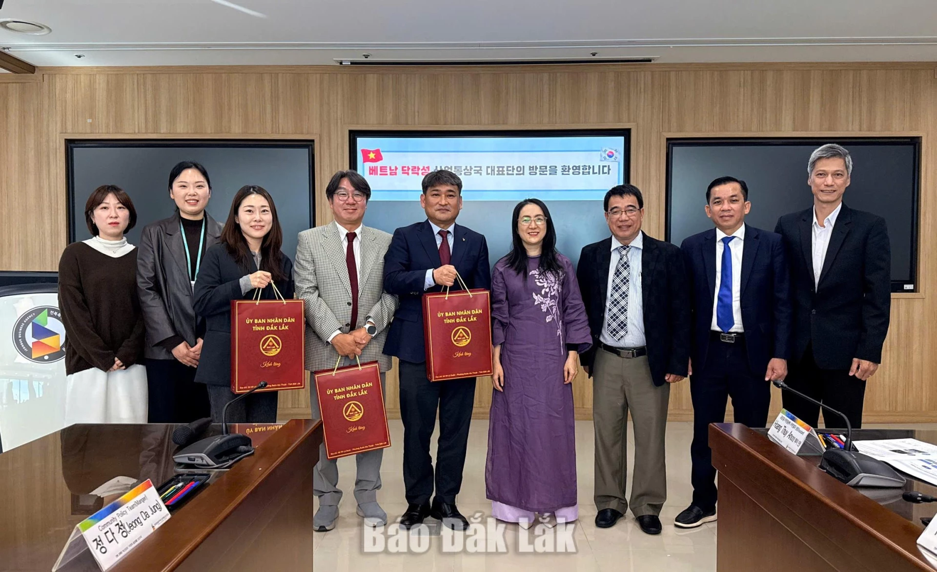 Đoàn công tác của Sở Công Thương Đắk Lắk chụp hình lưu niệm cùng đối tác Hàn Quốc. 
