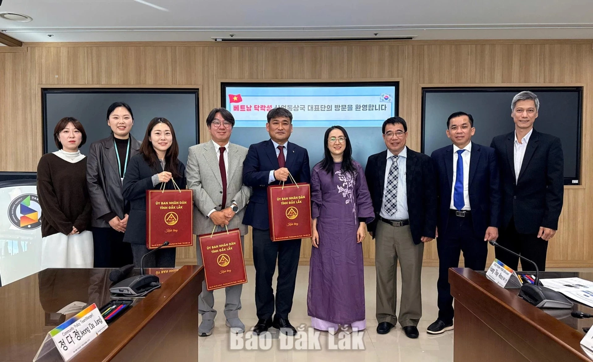 The Dak Lak Department of Industry and Trade delegation posing for a commemorative photo with South Korean partners.