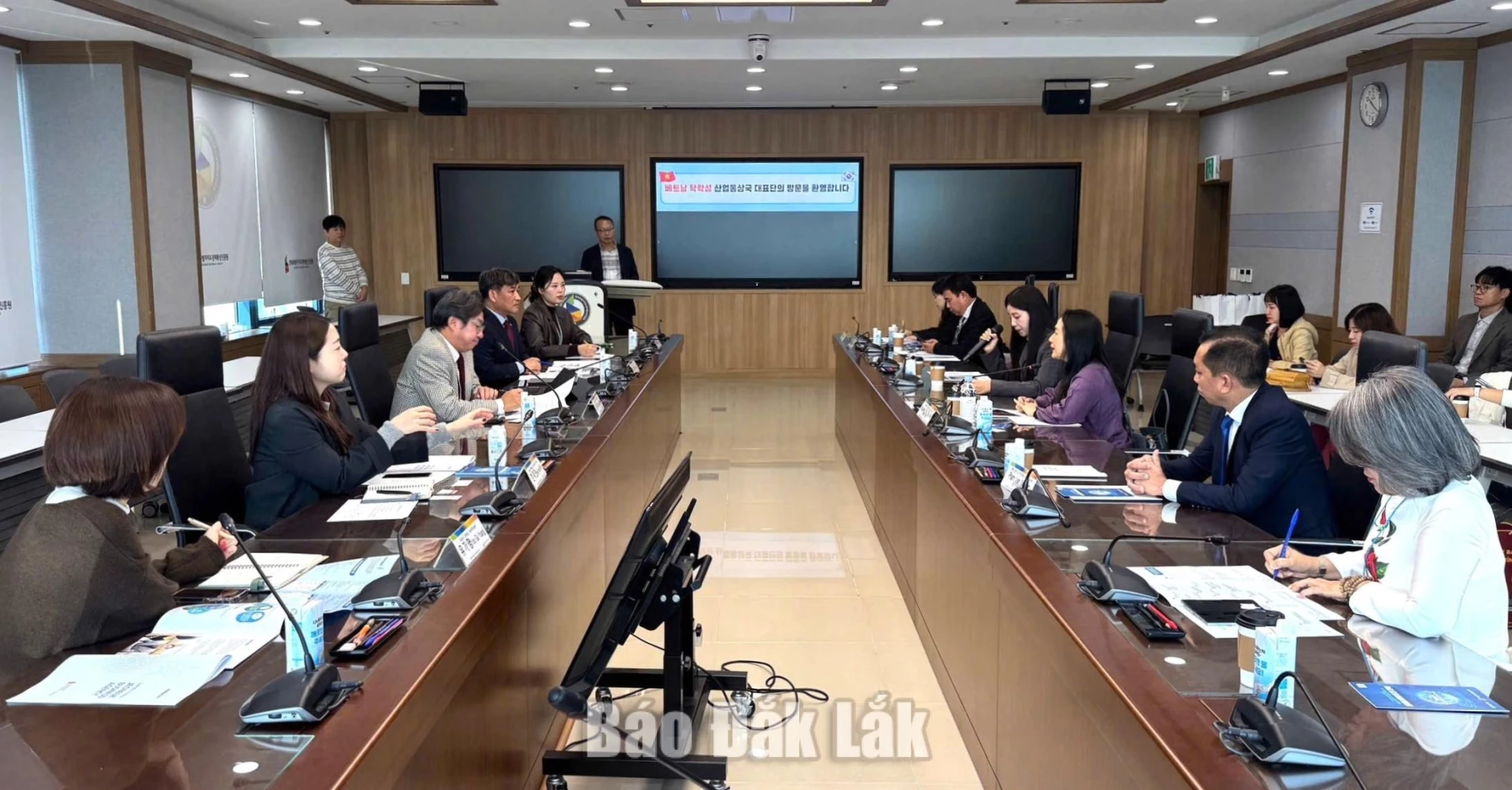 Buổi làm việc trực tiếp giữa Đoàn công tác của tỉnh và Tổ chức Jeonbuk Business Agency.