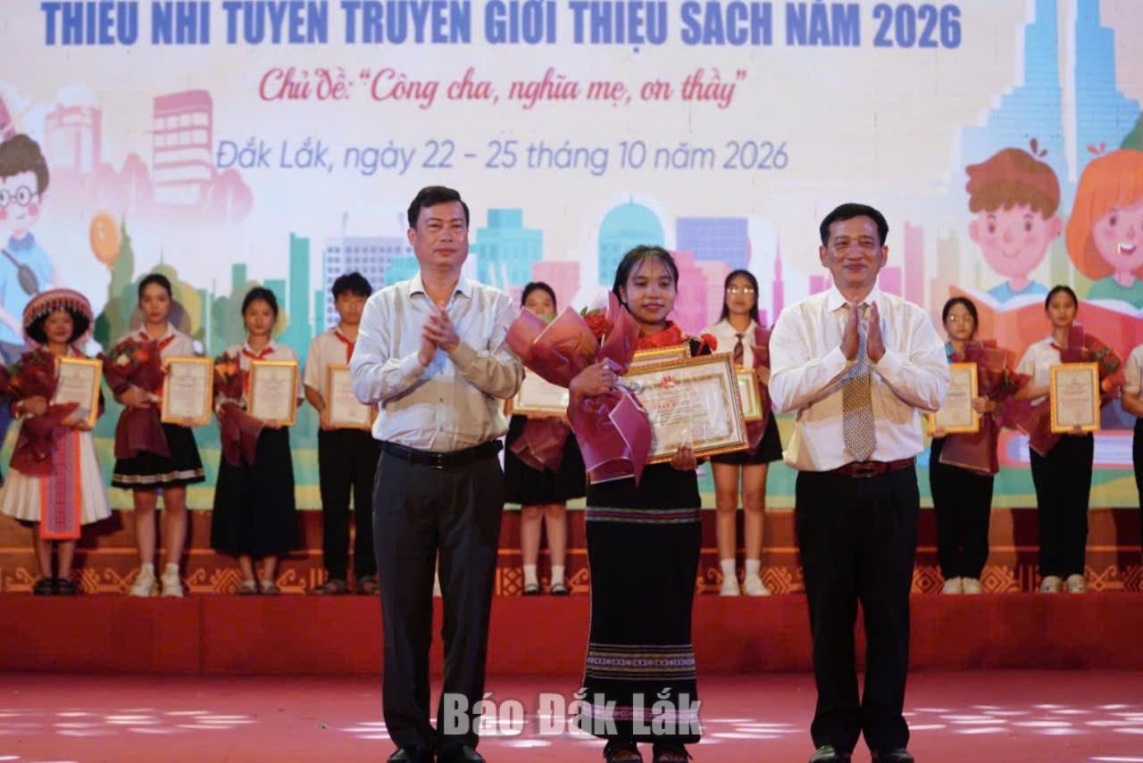 Lãnh đạo Sở Văn hóa trao giải Nhất cho đội thi