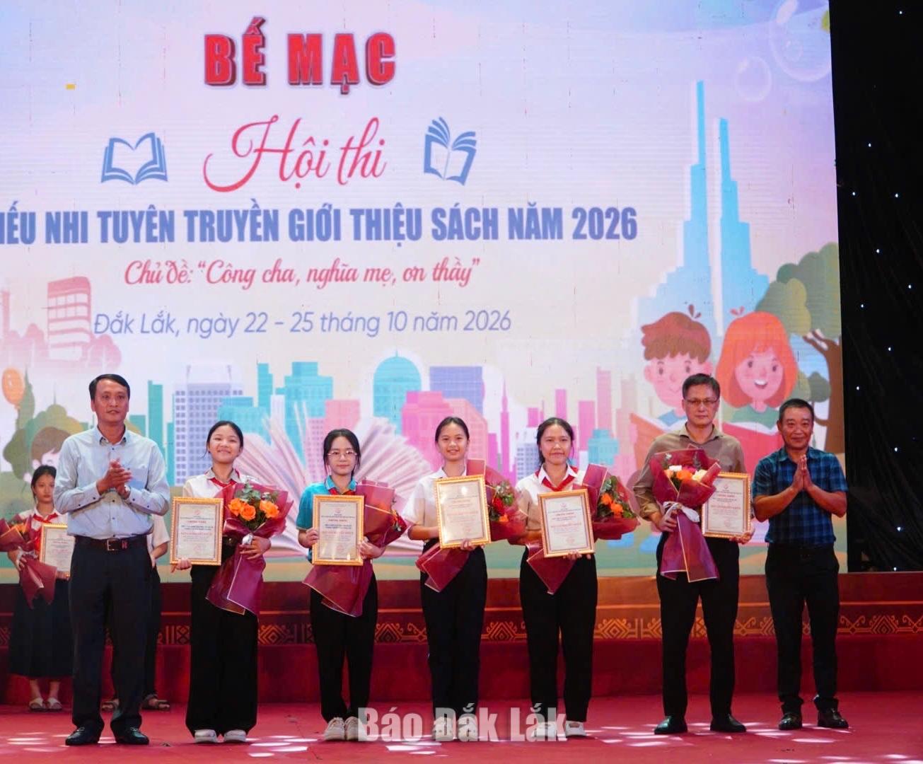 Ban tổ chức trao giải Khuyến khích cho các đội thi.