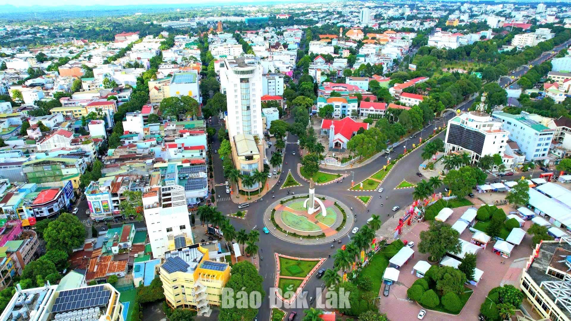 Phạm vi lập quy hoạch bao gồm toàn bộ ranh giới hành chính của 5 phường gồm: Buôn Ma Thuột, Tân An, Tân Lập, Thành Nhất, Ea Kao và xã Hòa Phú. Trong ảnh, ngã 6 trung tâm Buôn Ma Thuột rợp bóng cây xanh.