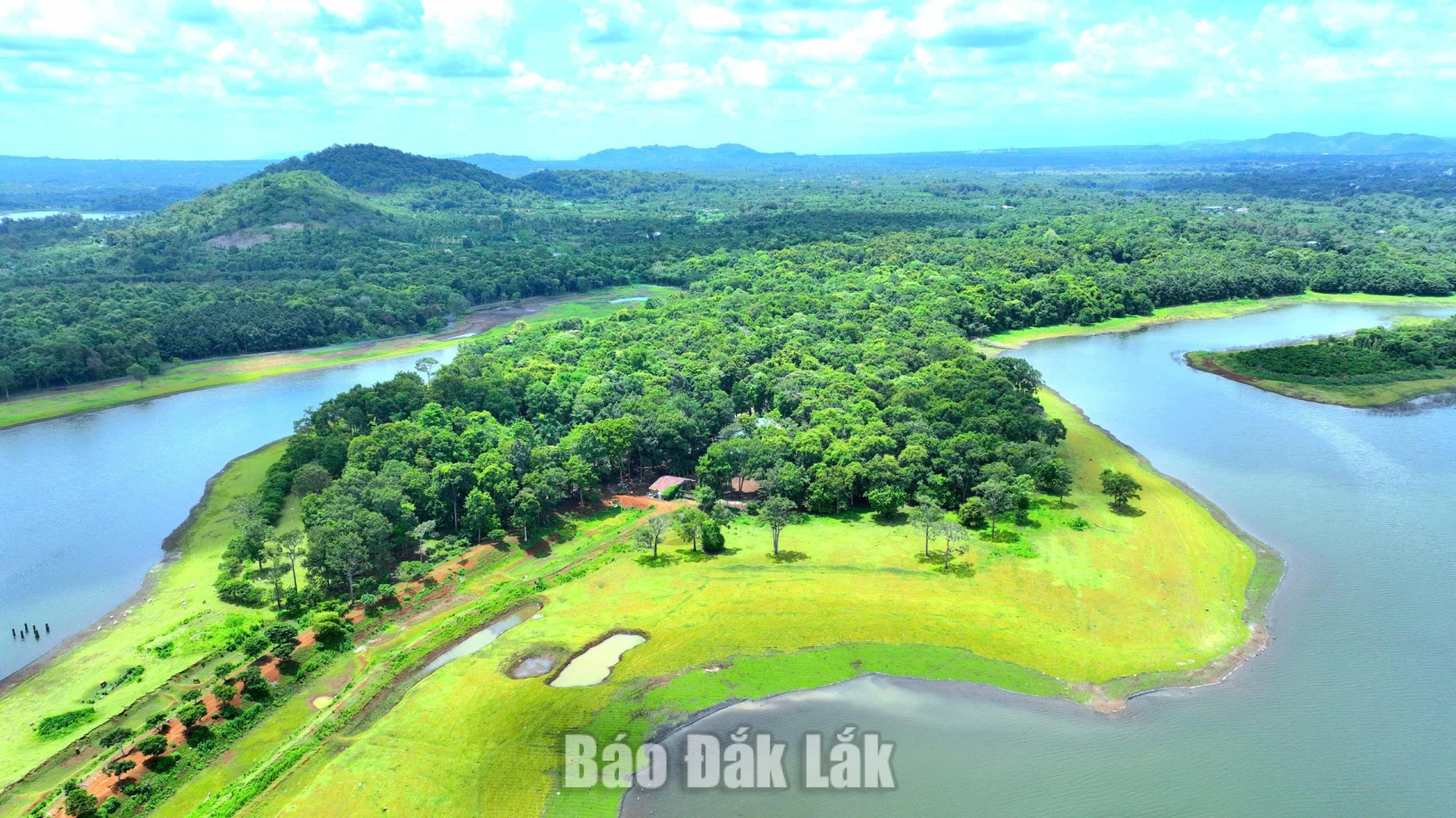 Rừng Lâm viên Ea Kao rộng 69 ha nằm bên bờ hồ Ea Kao (phường Ea Kao) tạo nên vẻ đẹp nên thơ.
