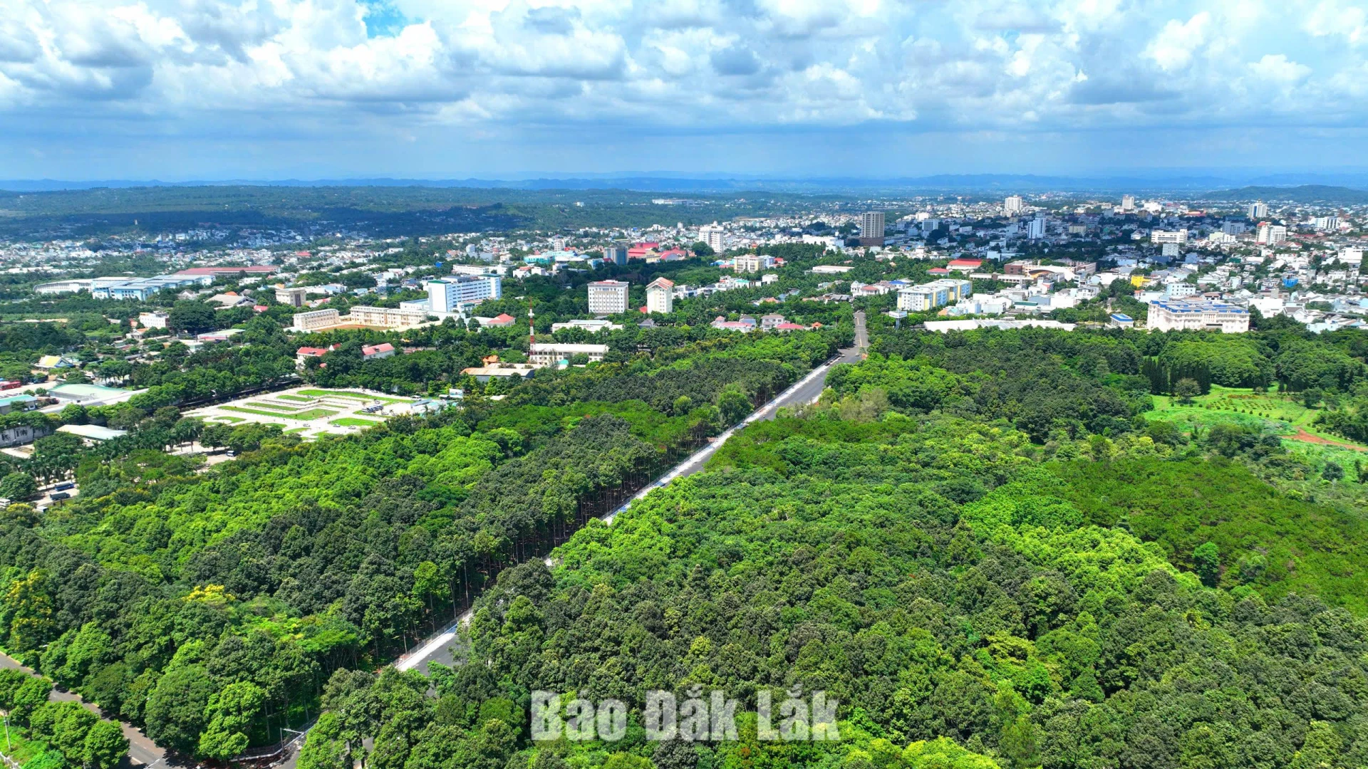 Không giống nhiều đô thị khác, ở Buôn Ma Thuột, màu xanh hiện diện trên từng tuyến phố, trong từng khu dân cư, ngõ hẻm. Trong ảnh: Lâm viên Tân An rộng hơn 48 ha tại phường Tân An nằm ngay giữa trung tâm đô thị.